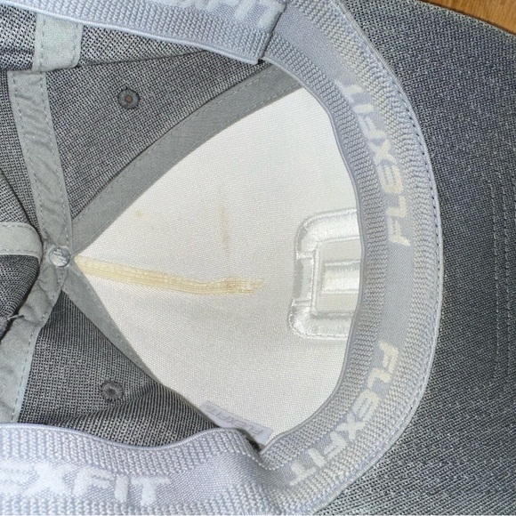 Travis Mathew Hat Yupoong Flex Fit Gray White Golf Cap Embroidered Logo L/XL - Picture 2 of 7